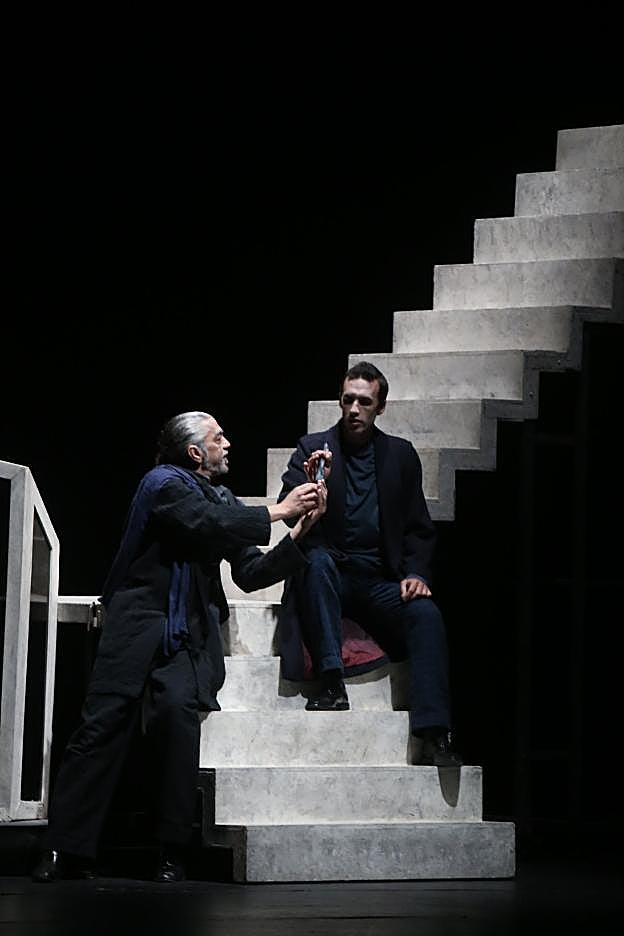 Manuel Asensio y Raúl Sirio, durante la representación de 'Así que pasen cinco años'. 