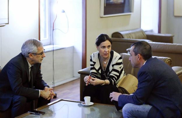 La consejera de Hacienda, Dolores Carcedo, conversa con Gaspar Llamazares y Ovidio Zapico, de IU, en la Junta General. 