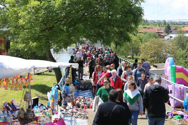 Miles de personas pasaron a lo largo del día por el Pantano de Trasona para disfrutar de las actividades programadas en el sesenta aniversario de la Jira.