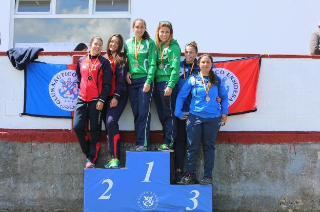 Podium de la regata de piragüismo en la categoría senior K-2 femenina. 