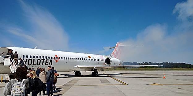 Humareda procedente de la parte trasera del avión de Volotea con destino a Sevilla mientras el pasaje embarcaba en la aeronave. 