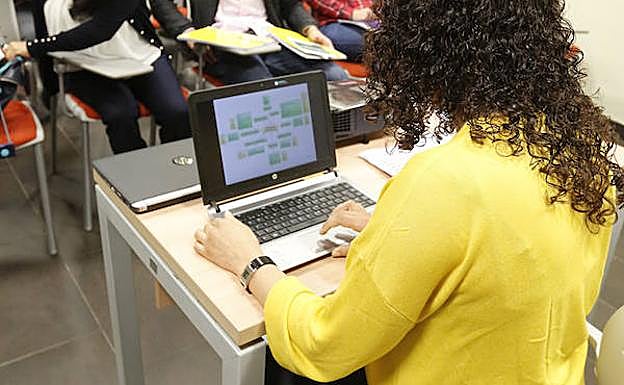 Fatiha Lemrabet, ante sus compañeros de curso.