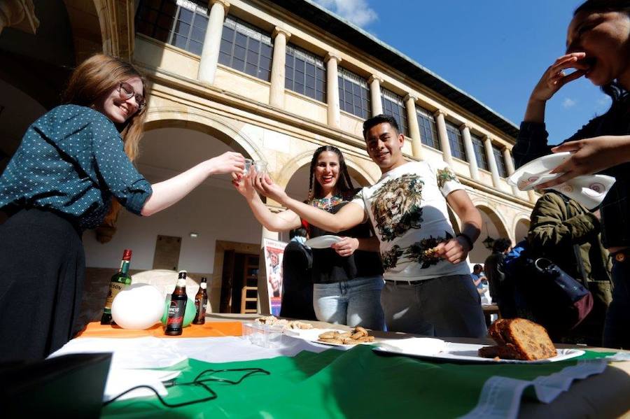 La Universidad de Oviedo celebra un año más su Día Internacional: Banderas del Mundo para conocer más las diferentes culturas. Los asistentes pudieron disfrutar de platos y bebidas típicas de varios países