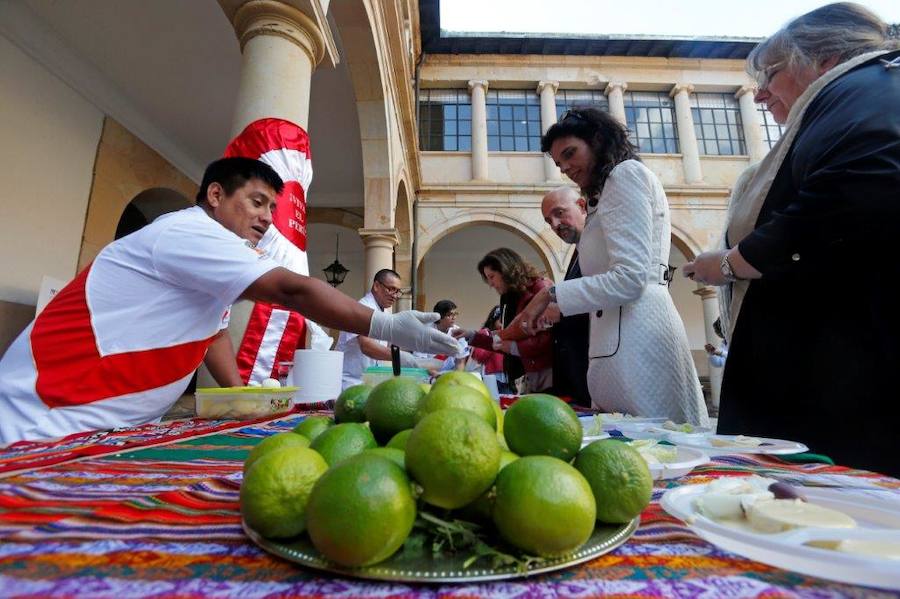 La Universidad de Oviedo celebra un año más su Día Internacional: Banderas del Mundo para conocer más las diferentes culturas. Los asistentes pudieron disfrutar de platos y bebidas típicas de varios países