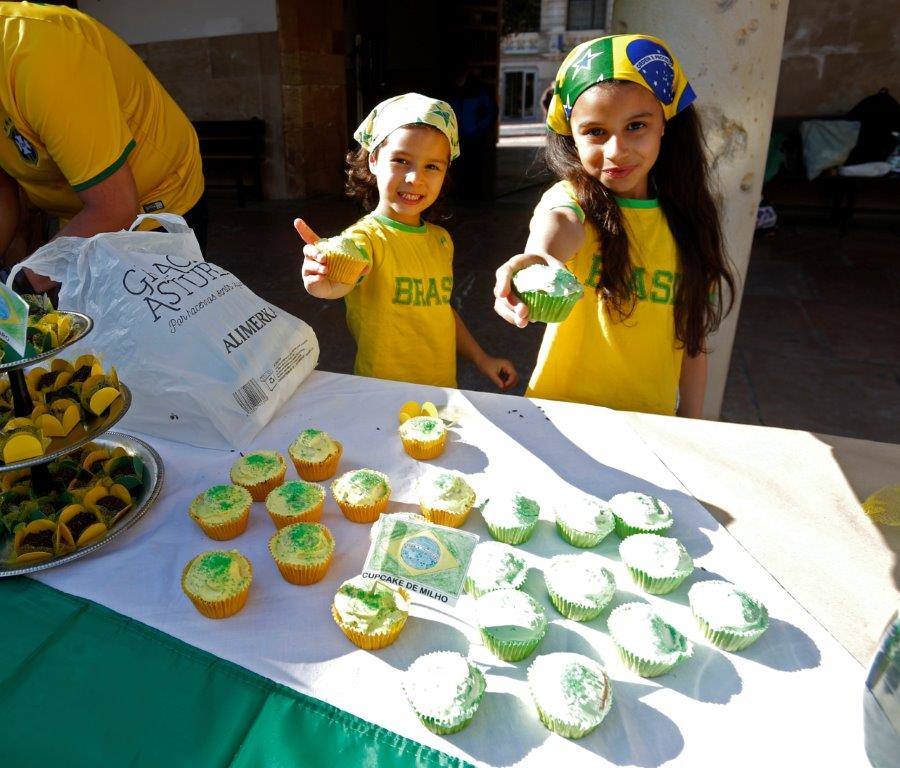 La Universidad de Oviedo celebra un año más su Día Internacional: Banderas del Mundo para conocer más las diferentes culturas. Los asistentes pudieron disfrutar de platos y bebidas típicas de varios países