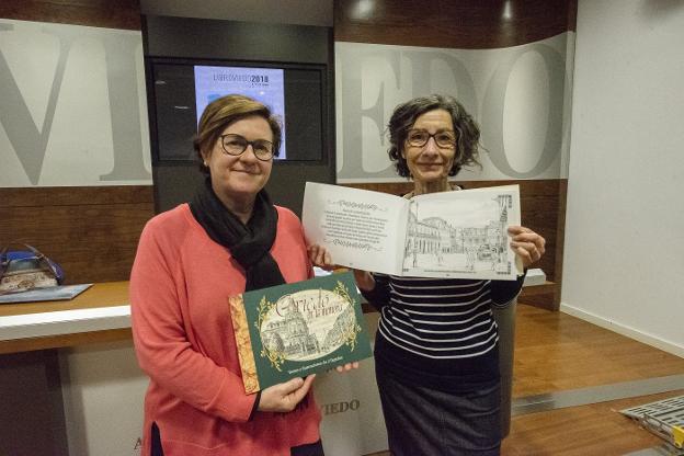 Mar Prieto y Mercedes González, con el libro conmemorativo. 