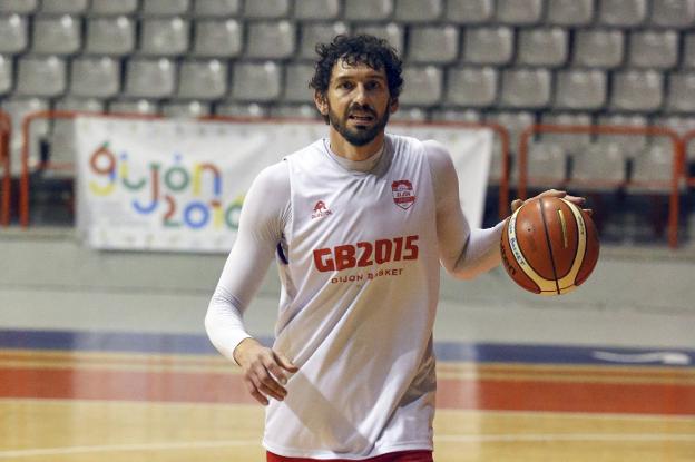 Diego Sánchez, en un entrenamiento del Gijón Basket. 