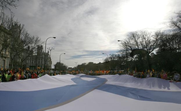 Una pancarta con el lazo azul.