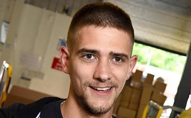 A punto de morir al contraer una infección por morderse las uñas