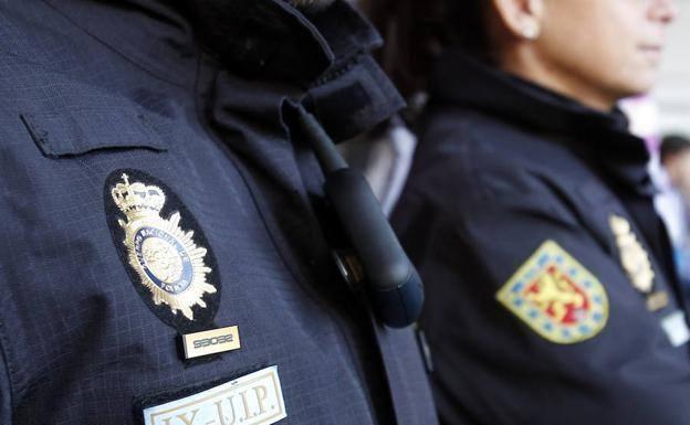 La Policía detiene a un joven por quemar dos contenedores en Gijón