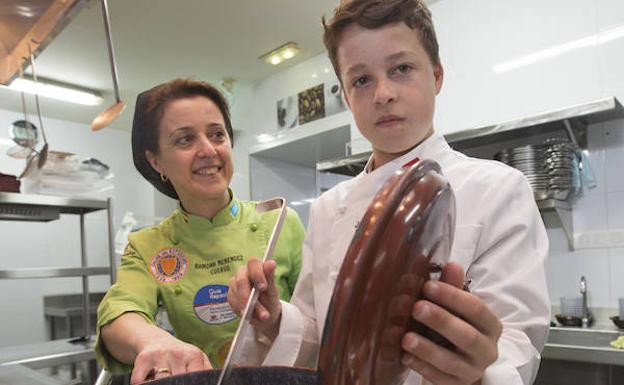 Juan González prepara un plato para su madre, Ramona Menéndez, de Casa Belarmino. 