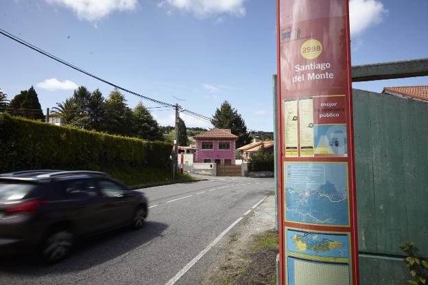 Parada del autobús ubicada en la carretera general. 