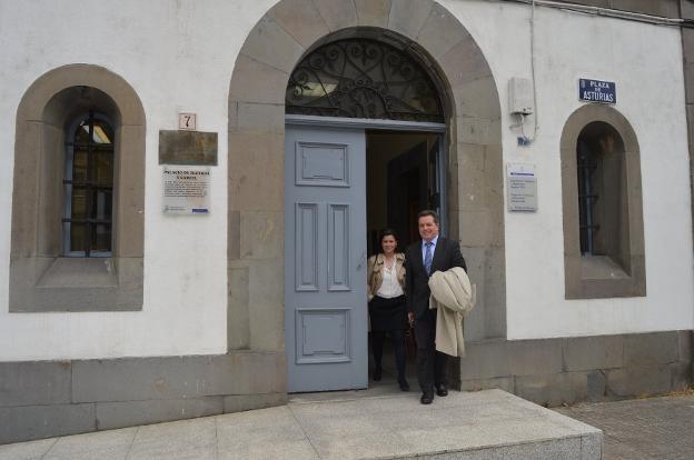 La alcaldesa de Ibias, Silvia Méndez, abandona el juzgado cangués en compañía de su abogado, Eduardo Rueda. 