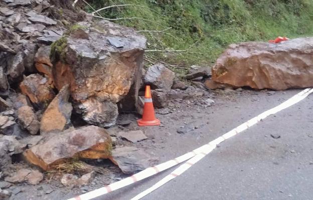 La caída de rocas, en el acceso a Caleao, obligó a cortar el tráfico. 