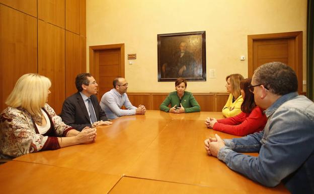 Representantes del comité de empresa, con la alcaldesa, Carmen Moriyón y el concejal Fernando Couto.