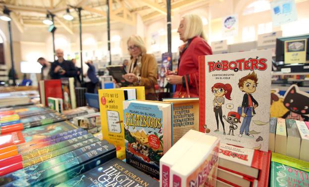 La lectura, protagonista durante la feria 'LibrOviedo', que ha abierto hoy sus puertas.