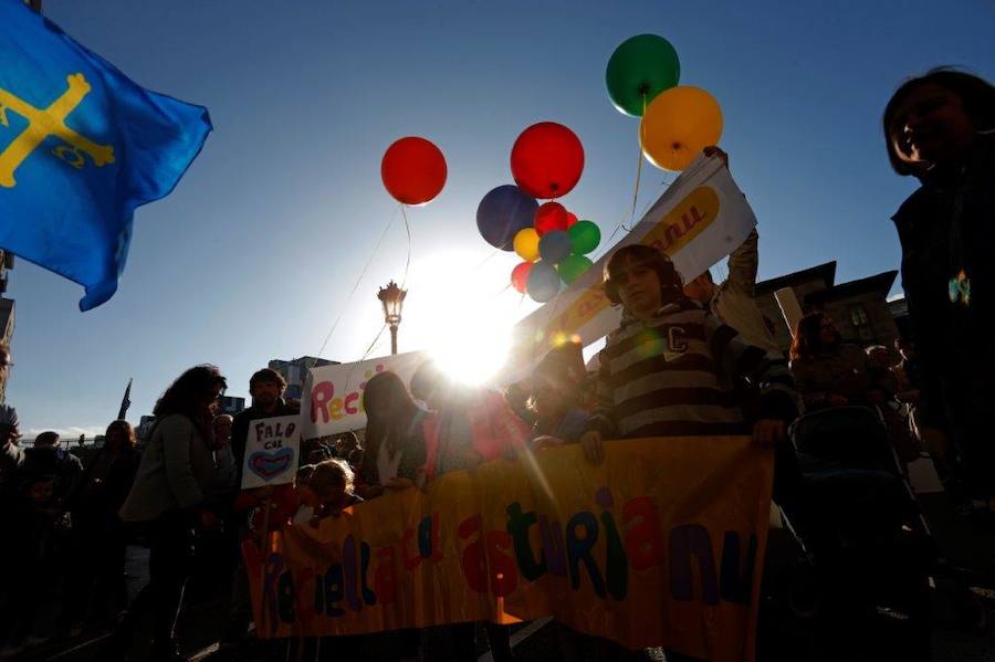 La manifestación, convocada por la Xunta pola Defensa de la Llingua Asturiana, coincidió con la celebración del 'Día de les Lletres Asturianes'