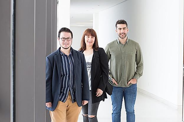 De izquierda a derecha, Patt Picón, Ana María Guas y Javier Redondo Morán, ayer, en el Centro Niemeyer. 