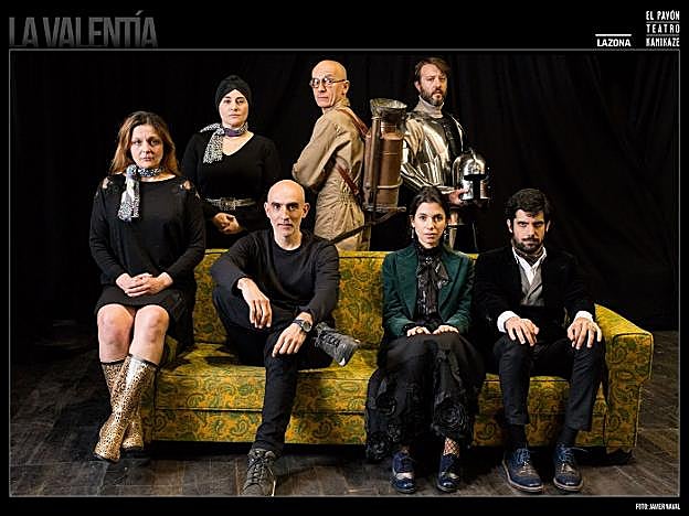 Imagen del reparto de la obra en uno de los ensayos generales previos a su estreno en Avilés. 