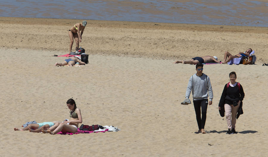 El calor ha hecho que numerosas personas se pusiesen el bañador y disfrutasen de una auténtica jornada de playa