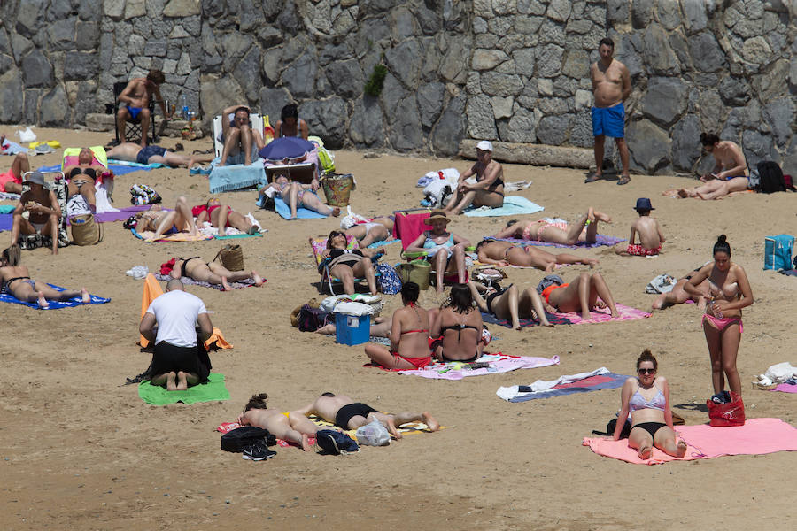 El calor ha hecho que numerosas personas se pusiesen el bañador y disfrutasen de una auténtica jornada de playa