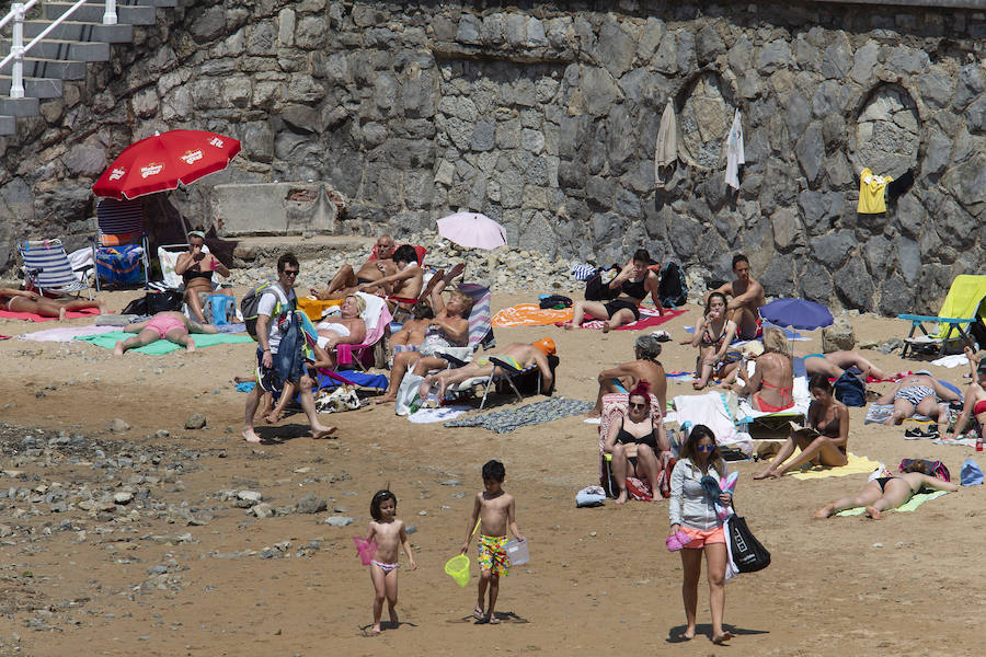 El calor ha hecho que numerosas personas se pusiesen el bañador y disfrutasen de una auténtica jornada de playa