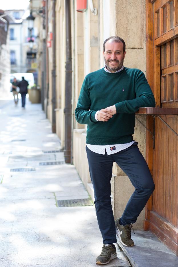 Gonzalo Rodríguez en el exterior de su establecimiento. 