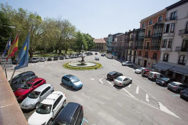 Parque de El Muelle y plaza de Pedro Menéndez, donde se reordenará el tráfico para permitir un uso mixto con peatones y conectar el casco histórico. 