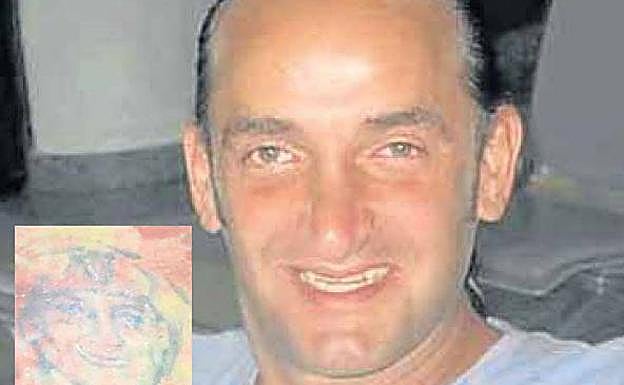 Fernando Bernardo, junto al tatuaje con el rostro de la madre por el que fue identificado por la Policía francesa, en colaboración con la de Gijón. 