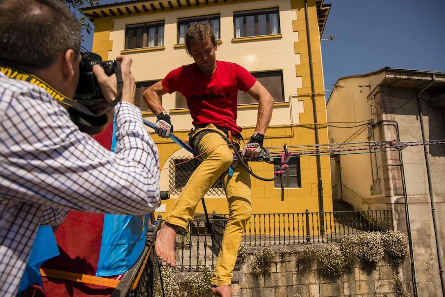 El alemán Alex Schulz recorrió la distancia entre el ayuntamiento y la iglesia subido a una cuerda a 10 metros de altura
