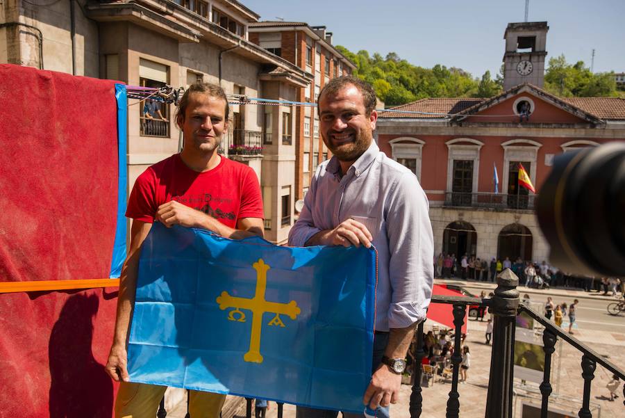 El alemán Alex Schulz recorrió la distancia entre el ayuntamiento y la iglesia subido a una cuerda a 10 metros de altura