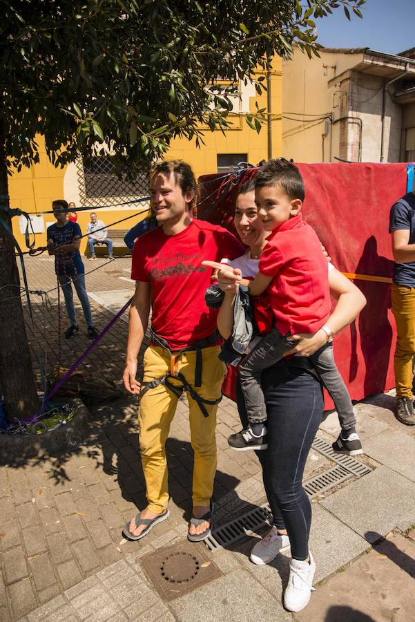 El alemán Alex Schulz recorrió la distancia entre el ayuntamiento y la iglesia subido a una cuerda a 10 metros de altura