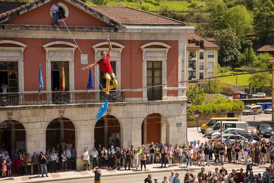 El alemán Alex Schulz recorrió la distancia entre el ayuntamiento y la iglesia subido a una cuerda a 10 metros de altura
