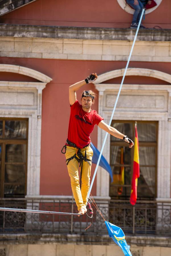 El alemán Alex Schulz recorrió la distancia entre el ayuntamiento y la iglesia subido a una cuerda a 10 metros de altura