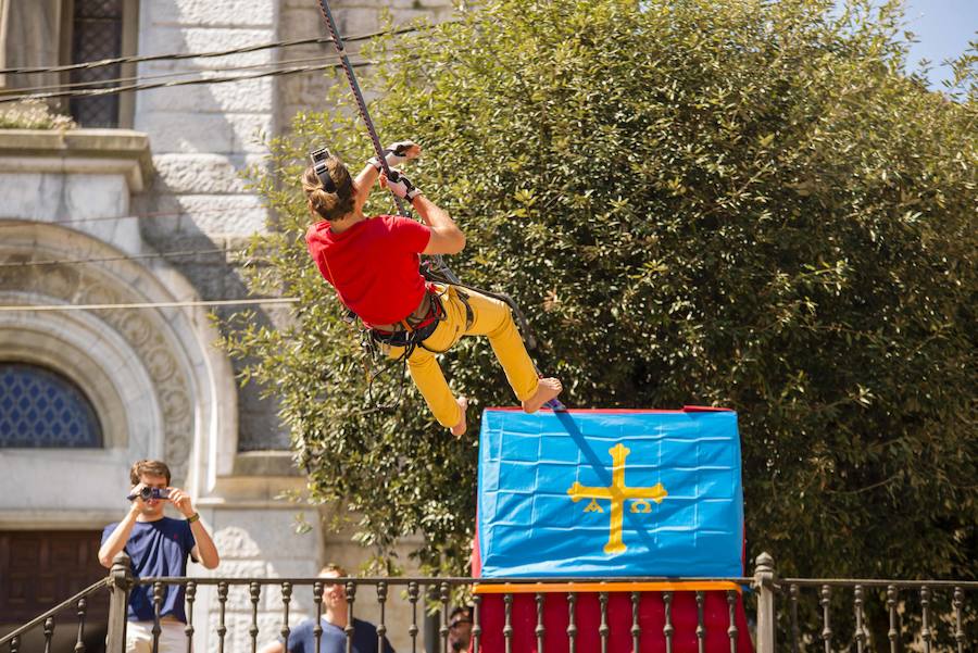 El alemán Alex Schulz recorrió la distancia entre el ayuntamiento y la iglesia subido a una cuerda a 10 metros de altura