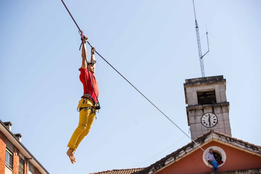 El alemán Alex Schulz recorrió la distancia entre el ayuntamiento y la iglesia subido a una cuerda a 10 metros de altura