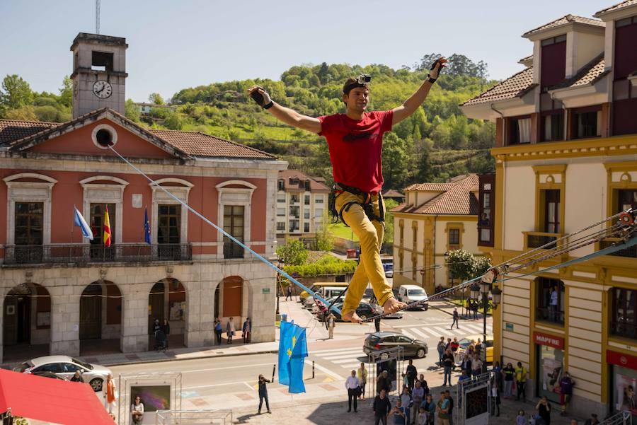 El alemán Alex Schulz recorrió la distancia entre el ayuntamiento y la iglesia subido a una cuerda a 10 metros de altura