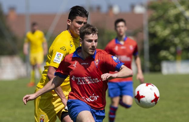 El cearista Pelayo Muñiz corre tras el balón. 