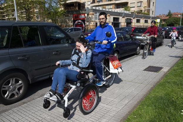 Uno de los modelos de bicicletas adaptadas circula por las inmediaciones del Parque Fluvial. 