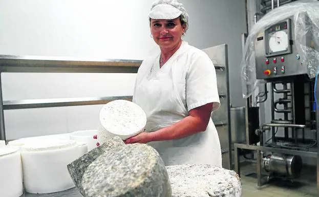 Esta quesería de Vega de Poja está gestionada por Leonardo Laruelo y María José Gómez (en la foto). Comenzaron su proyecto en el año 96, tras constatar que la trasformación de la leche en queso era el futuro, ante los bajos precios que se pagan por ella. 