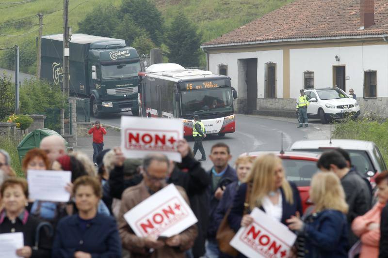 La concentración ha congregado a medio centenar de personas entre inquilinos a pocos metros del enlace de la carretera general con el acceso a la población y al pozo minero sin que se produjeran incidentes con las fuerzas de seguridad.