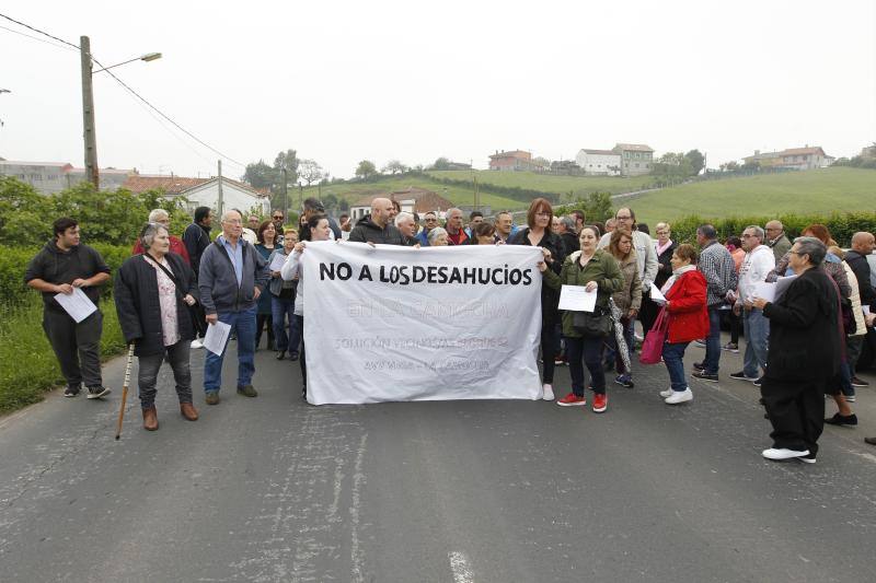 La concentración ha congregado a medio centenar de personas entre inquilinos a pocos metros del enlace de la carretera general con el acceso a la población y al pozo minero sin que se produjeran incidentes con las fuerzas de seguridad.