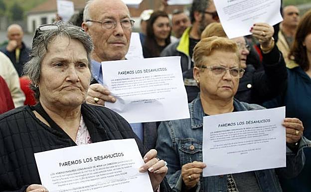 Imagen. Un grupo de vecinos de La Camocha, durante la protesta.