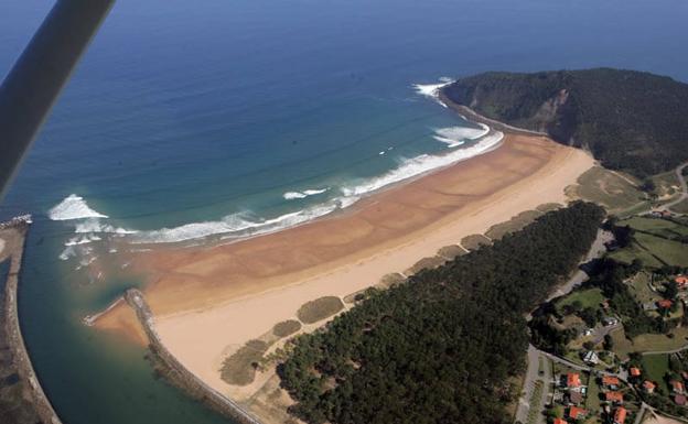 Imagen. Playas de Asturias con bandera azul.