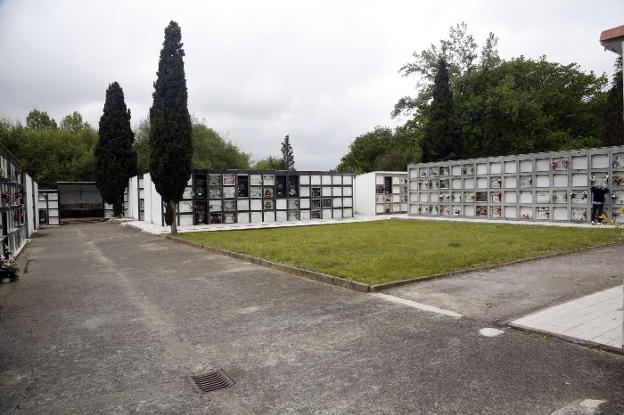 Vista del interior del cementerio de Lugones, en el barrio de El Carbayu. 