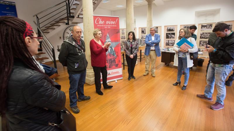 El Museo de Avilés acoge una exposición de fotografías inéditas en España del Che Guevara