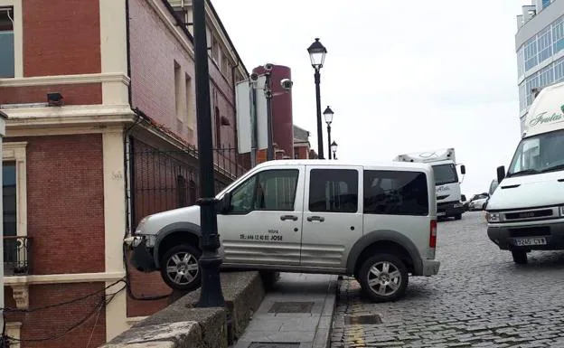 Vehículo que quedó colgando en el barrio de Cimavilla. 