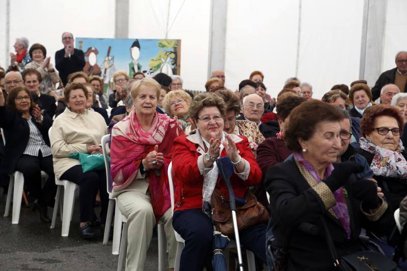 La cita incluye una pequeña feria con seis expositores: dos residencias de ancianos, una empresa de mobiliario adaptado, una revista especializada y una clínica audiológica