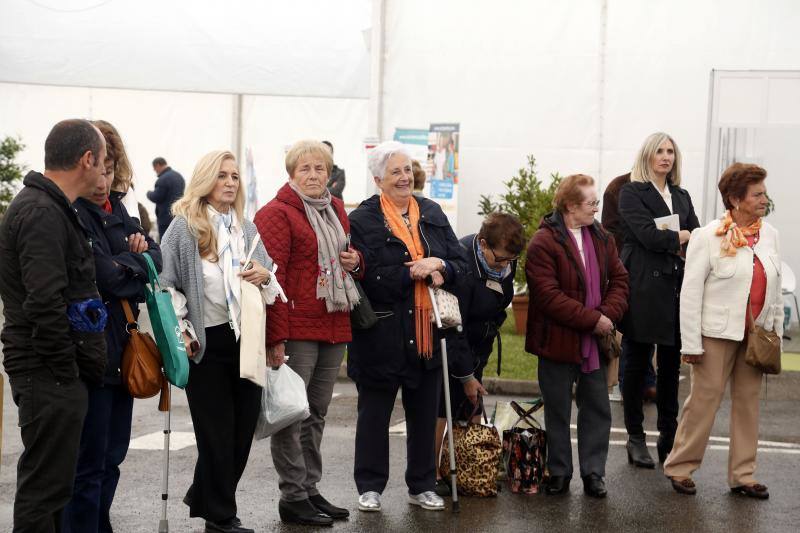 La cita incluye una pequeña feria con seis expositores: dos residencias de ancianos, una empresa de mobiliario adaptado, una revista especializada y una clínica audiológica