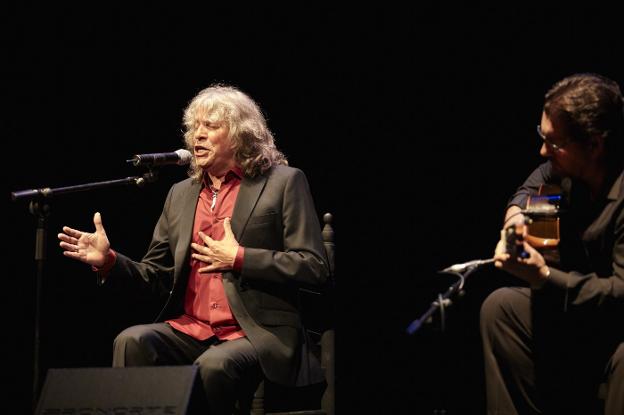 José Mercé, sobre el escenario del Palacio Valdés de Avilés, donde ayer fue aplaudidísimo. 